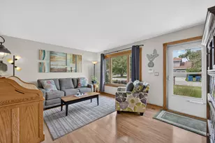 909 Shorewood Dr, Bartlett, IL 60103 - Photo 2