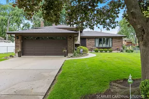 420 Pierce Ave, Roselle, IL 60172 - Photo 2