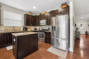 2751 Beacon Point Cir, Elgin, IL 60124 - Photo 10
