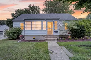 961 W Jefferson Dr, Freeport, IL 61032 - Photo 2