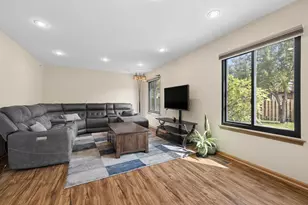 556 Foxford Rd, Bartlett, IL 60103 - Photo 8