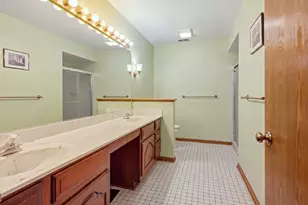 615 Waverly Dr, Elgin, IL 60120 - Photo 6