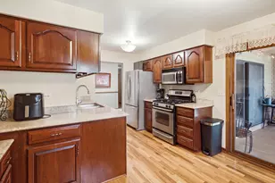 615 Waverly Dr, Elgin, IL 60120 - Photo 4