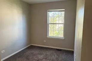 1233 N Split Oak Cir, Round Lake Beach, IL 60073 - Photo 10