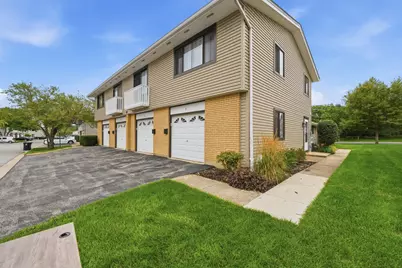 124 Fairlane Court #D, Bloomingdale, IL 60108 - Photo 2
