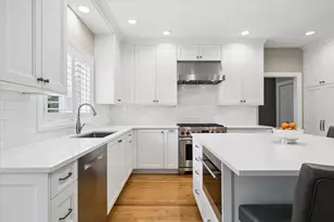 1070 Sir William Ln, Lake Forest, IL 60045 - Photo 6