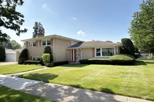 801 S See-Gwun Ave, Mount Prospect, IL 60056 - Photo 1