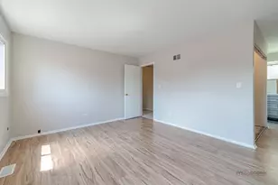 227 E Lakeside Dr, Vernon Hills, IL 60061 - Photo 34
