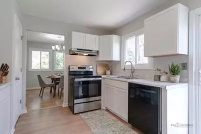227 E Lakeside Drive, Vernon Hills, IL 60061 - Photo 4