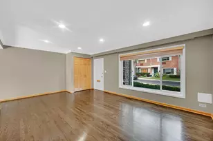 662 Carriage Hill Dr, Glenview, IL 60025 - Photo 8