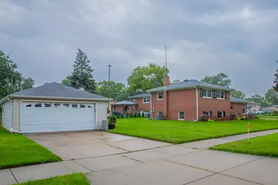 2201 Pine Street, Des Plaines, IL 60018 - Photo 2