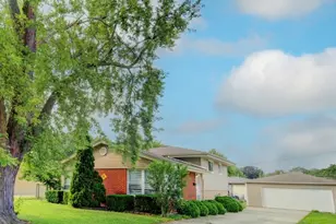513 W Willow Glen, Addison, IL 60101 - Photo 1