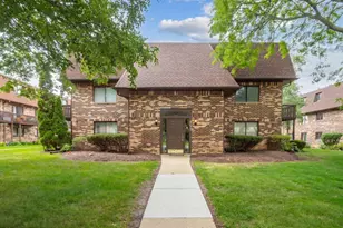 197 Uteg St, Crystal Lake, IL 60014 - Photo 1