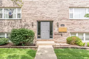 712 W Highland Ave, Elgin, IL 60123 - Photo 2
