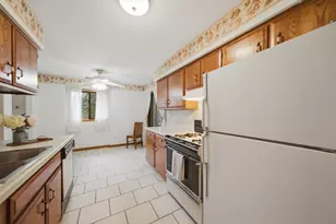 650 Waverly Dr, Elgin, IL 60120 - Photo 10