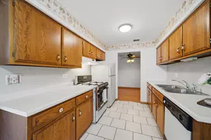 650 Waverly Dr, Elgin, IL 60120 - Photo 12