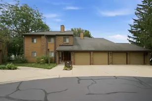 650 Waverly Dr, Elgin, IL 60120 - Photo 2