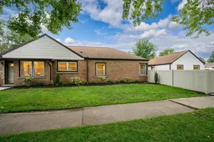 10059 S Spaulding Ave, Evergreen Park, IL 60805 - Photo 2