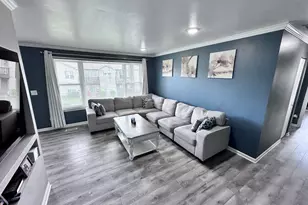 1011 Sommerset Ct, Elgin, IL 60120 - Photo 2