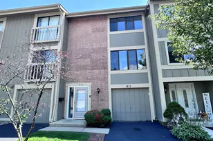 811 Shawnee Trail, Roselle, IL 60172 - Photo 1