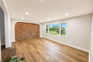 2130 Hawthorne Ln, Waukegan, IL 60087 - Photo 2