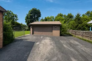 2130 Hawthorne Ln, Waukegan, IL 60087 - Photo 16