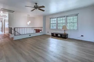 1480 Mayfield Ln, Hoffman Estates, IL 60169 - Photo 2