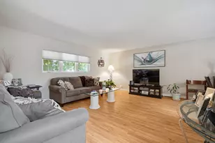 1204 Leeds Ln, Elk Grove Village, IL 60007 - Photo 4