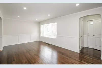 10048 S Saint Lawrence Avenue, Chicago, IL 60628 - Photo 4