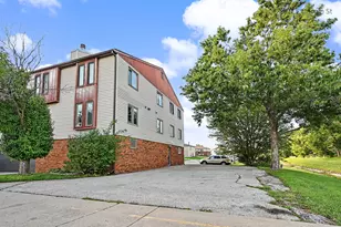 2802 E Lincoln St, Bloomington, IL 61704 - Photo 2