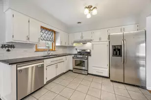 952 W Grant Dr, Des Plaines, IL 60016 - Photo 2