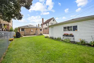 952 W Grant Dr, Des Plaines, IL 60016 - Photo 16
