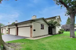418 Bluebird Ln, Deerfield, IL 60015 - Photo 2