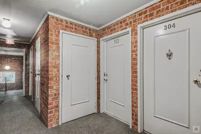 727 S Maple Avenue #302, Oak Park, IL 60304 - Photo 2