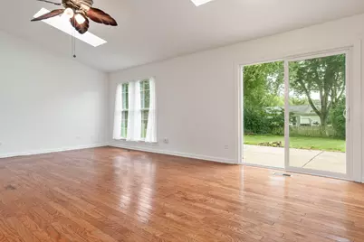 571 Newport Court, Island Lake, IL 60042 - Photo 4