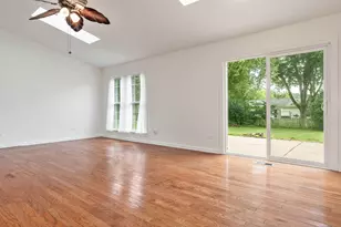 571 Newport Ct, Island Lake, IL 60042 - Photo 4