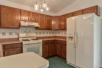 571 Newport Court, Island Lake, IL 60042 - Photo 8