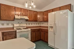 571 Newport Ct, Island Lake, IL 60042 - Photo 8