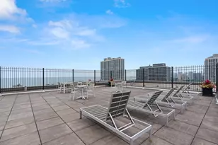 2930 N Sheridan Rd, Chicago, IL 60657 - Photo 16