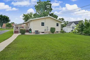 911 N Melvin St, Gibson City, IL 60936 - Photo 2