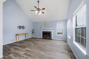 18 Truman Ln, Streamwood, IL 60107 - Photo 2