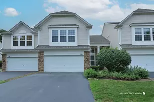 796 Pointe Dr, Crystal Lake, IL 60014 - Photo 1