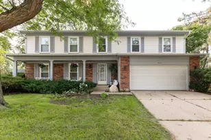 520 Highland Grove Dr, Buffalo Grove, IL 60089 - Photo 2