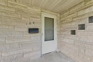 109 S Wood St, Gibson City, IL 60936 - Photo 4