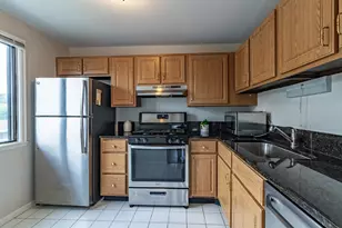 17 Dennis Ct, Schaumburg, IL 60193 - Photo 8