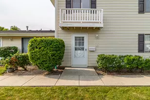 17 Dennis Ct, Schaumburg, IL 60193 - Photo 2