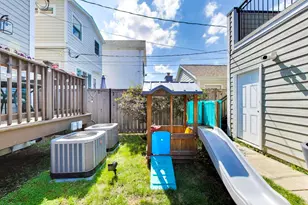 2136 W Waveland Ave, Chicago, IL 60618 - Photo 42