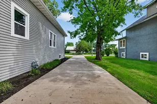 558 S 3rd St, Rochelle, IL 61068 - Photo 32