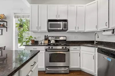 2924 W Berteau Avenue #1, Chicago, IL 60618 - Photo 8