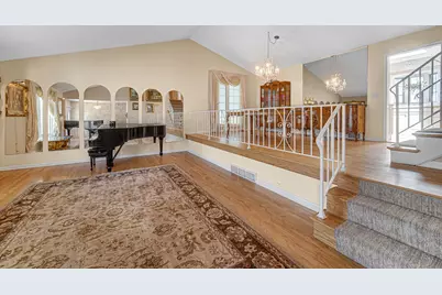 495 E Park Manor Court, Elmhurst, IL 60126 - Photo 2